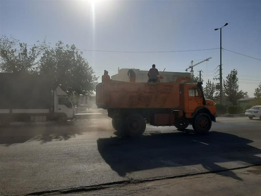 پاكسازی و ایمن‌سازی مسیر اصلی شهر باغستان پس از نشت گازوئیل