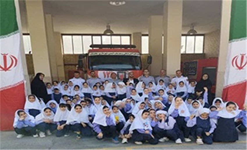 تقدیر دانش‌آموزان باغستان از آتش‌نشانان به مناسبت هفتم مهر