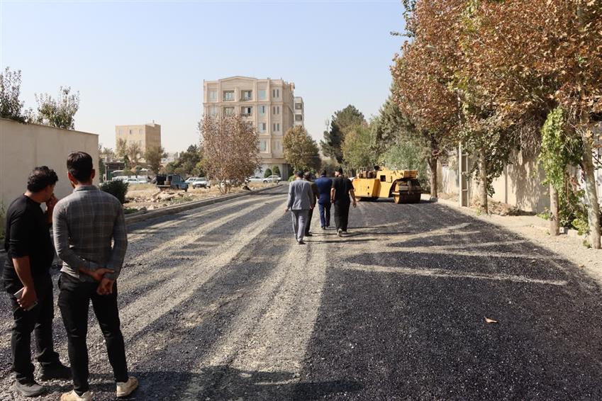 بازدید میدانی شهردار باغستان از پروژه‌های آسفالت‌ریزی سطح شهر