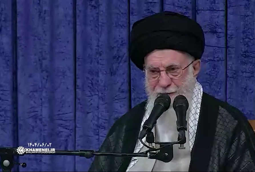 مقام معظم رهبری:همه باید از خدمتگزاران کشور، به ویژه رئیس‌جمهور پرتلاش حمایت کنند