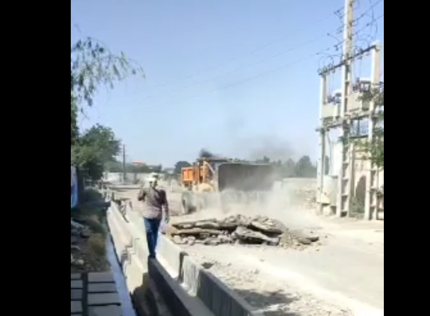 تداوم روند اجرایی پروژه عمرانی فاز سوم زیرسازی، جدول‌گذاری و آسفالت خیابان چالوکه شهر باغستان